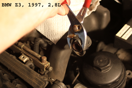 BMW Z3 - Shows Remove Hose from Dust Cover.